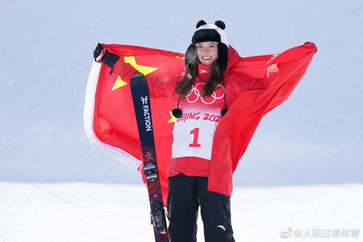 谷爱凌身披五星红旗网友你笑起来真好看