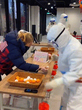 美国队员与志愿者比赛夹乒乓球。（海外社交媒体截图）