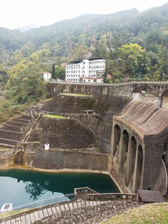 北碚东部金刀峡镇境内隐藏着一座在重庆都鲜为人知的水库,名为胜天湖