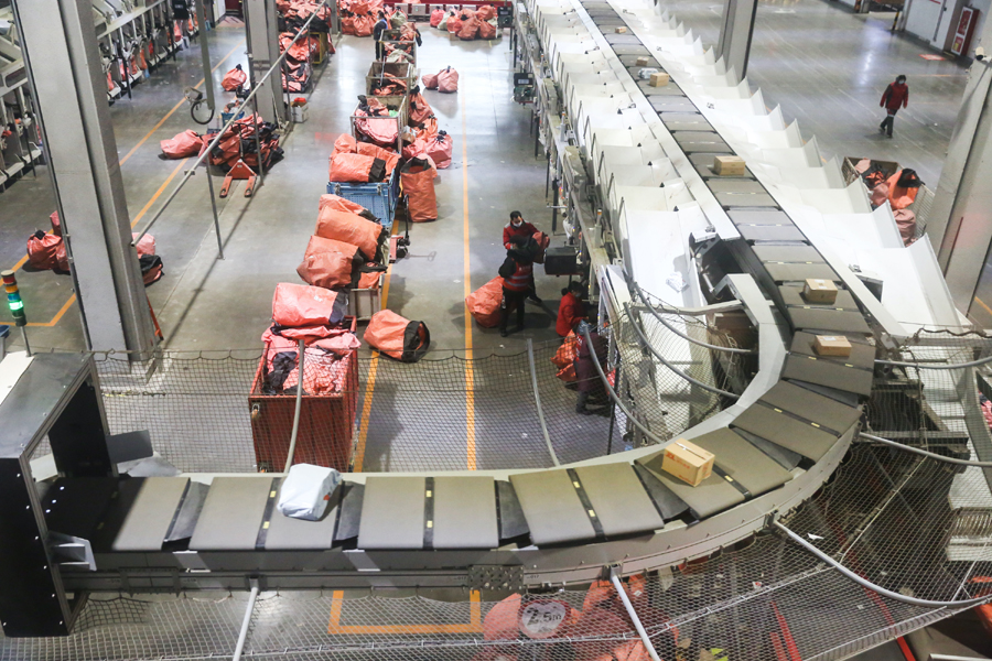 2月18日,京东北京物流园高速自动化分拣系统运行中.