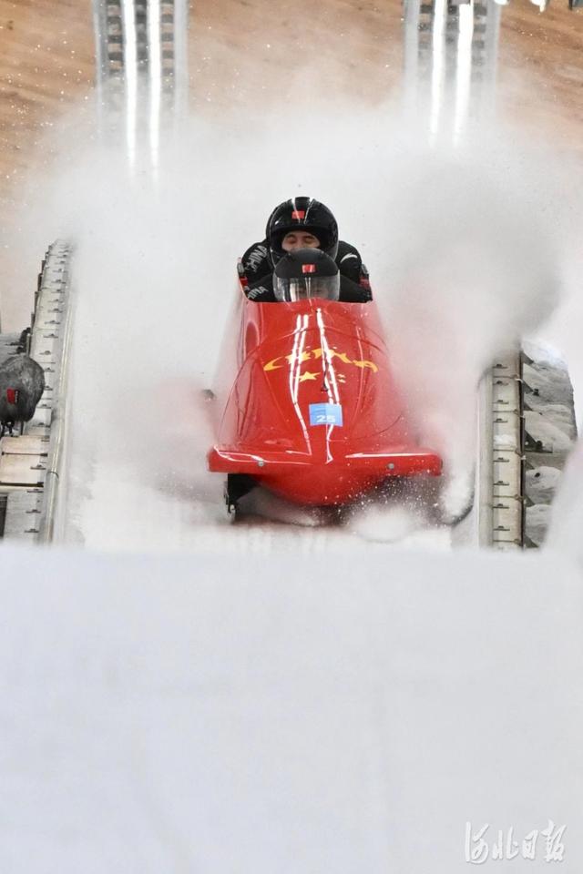 四人雪车比赛结束前两轮河北运动员李纯键组合暂列第16位