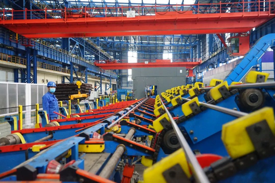 河钢石钢新区特钢棒材银亮线车间为客户生产高端钢材