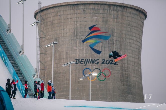 图为首钢滑雪大跳台运动员比赛（图片来源：北京冬奥组委供图）