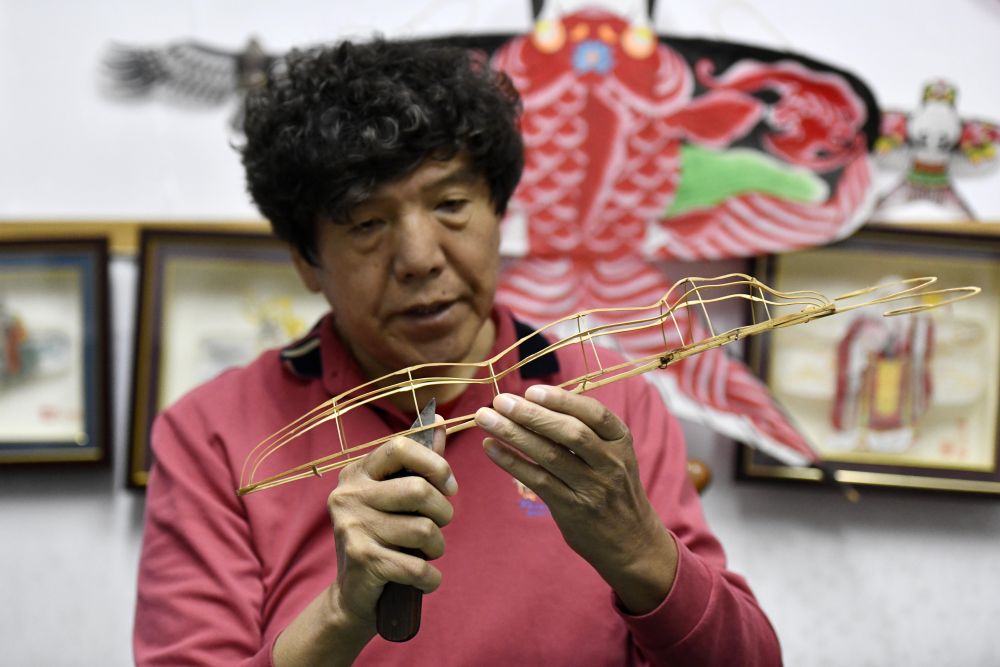 "风筝魏"传承人魏国秋在制作风筝骨架.&nbsp;新华社记者 赵子硕 摄
