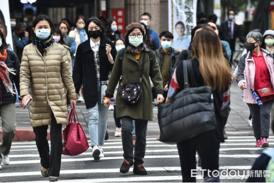 疑似受寒流影响，岛内各地传出民众因天冷身体不适送医（资料图）。图自台湾“ET today新闻云”