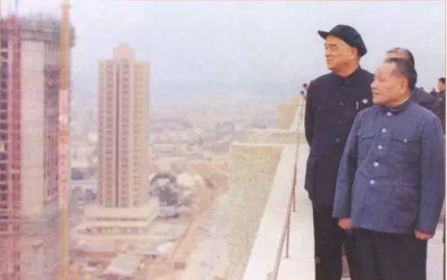 邓小平在深圳国商大厦楼顶眺望城市