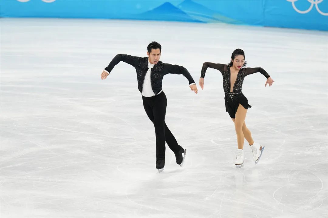 2月18日，北京2022年冬奥会花样滑冰双人滑短节目比赛在首都体育馆举行。中国选手隋文静、韩聪在比赛中。中新社发 崔楠 摄
