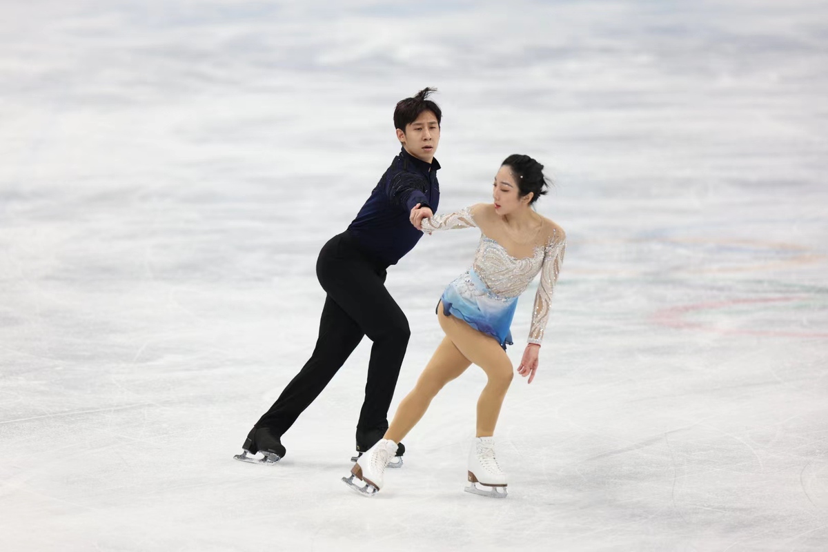 花样滑冰双人滑中国队选手隋文静韩聪夺冠