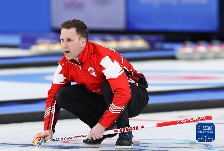 2月18日，加拿大队选手布拉德·古休在冰壶男子铜牌赛比赛中。新华社记者王婧嫱摄