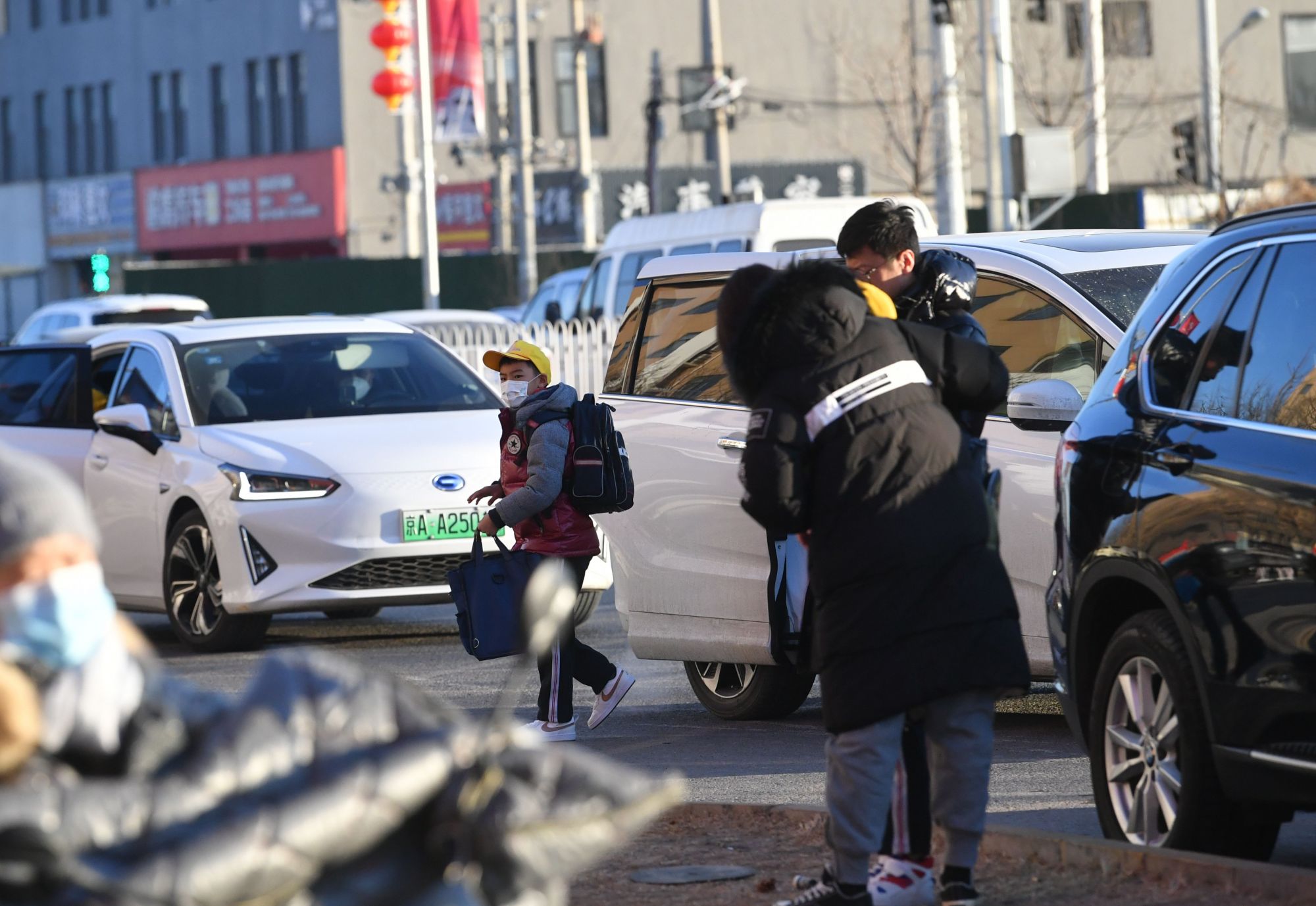 陈经纶中学崇实分校小学部,家长开车送孩子上学.新京报记者 王贵彬 摄