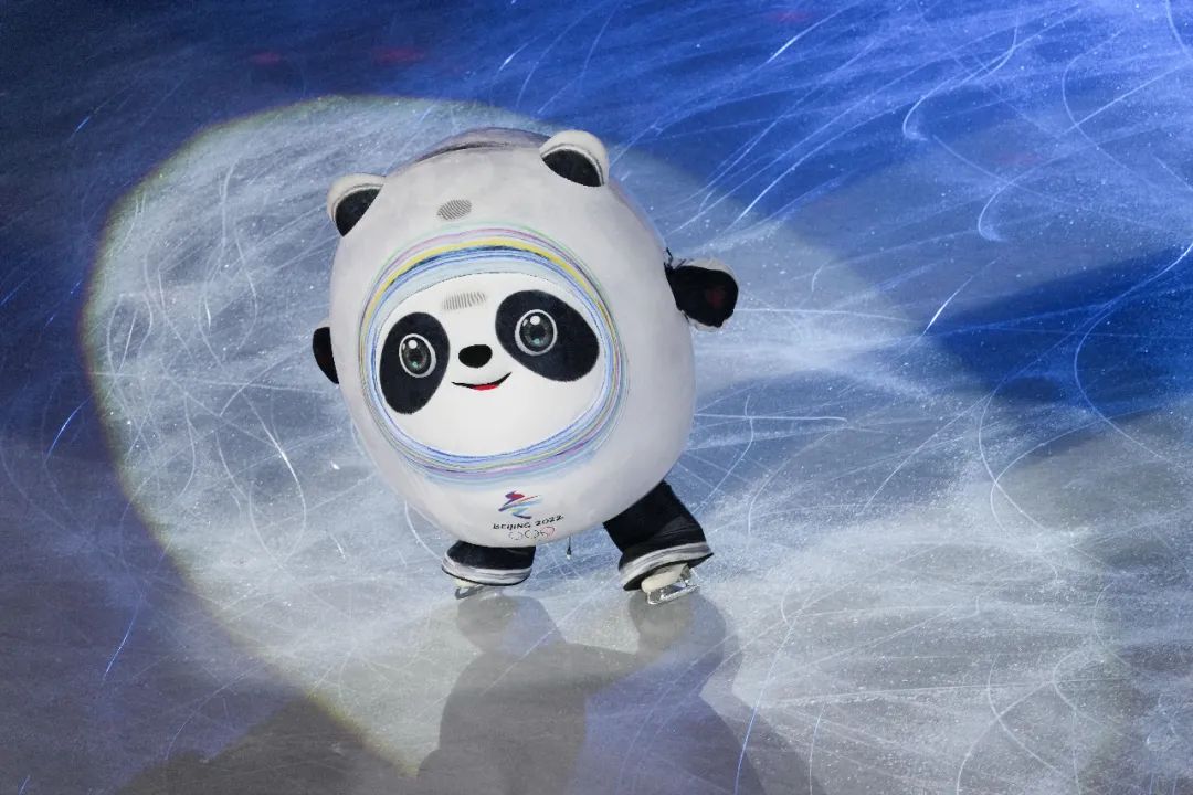 北京冬奥会花样滑冰表演 图/中新社记者  毛建军就连卖疯了的吉祥物
