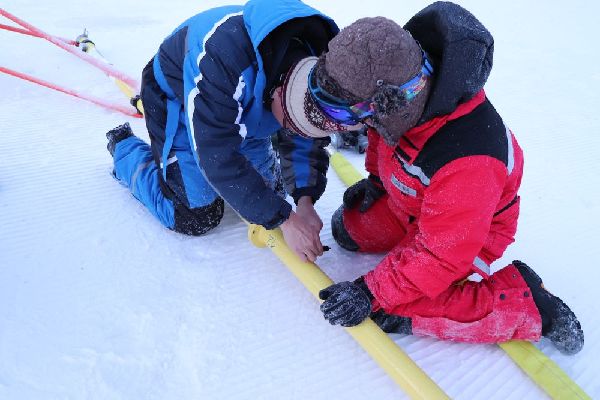 季凯程（右）和团队成员在张家口崇礼云顶滑雪公园开展冰状雪赛道制作试验。受访者供图