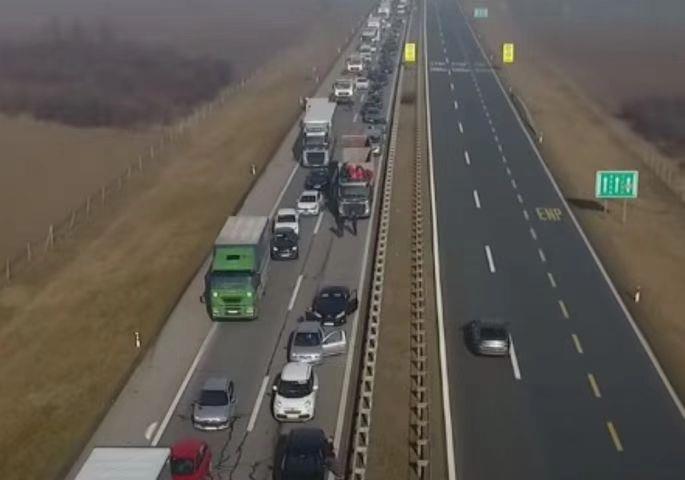 塞尔维亚一高速公路发生多车相撞事故 已致1死多伤
