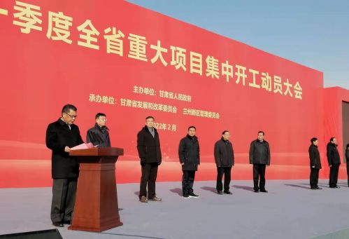 图为甘肃省委副书记,省长任振鹤在全省重大项目建设集中开工仪式上作