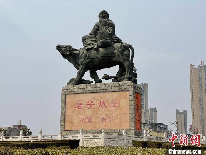 位于安徽省涡阳县城区的老子青牛像 呼兵 摄