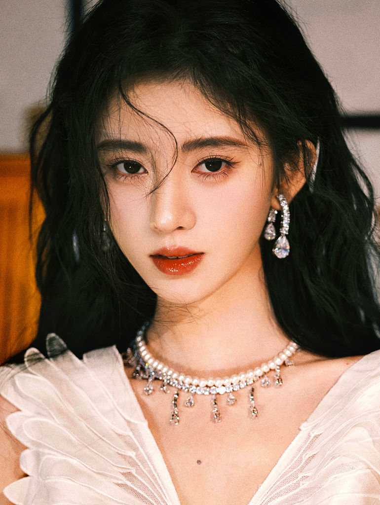 鞠婧祎发布新单曲02s复古甜意造型大片氛围感十足