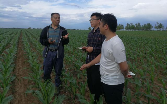 中国农业大学土地科学与技术学院教授孔祥斌（左）。受访者供图