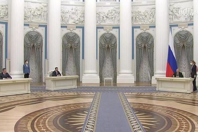 俄总统普京签署宣布承认顿涅茨克人民共和国和卢甘斯克人民共和国的总统令