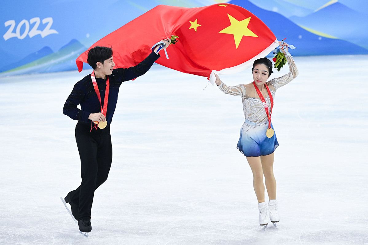 2月19日，中国选手隋文静（右）/韩聪在奖牌颁发仪式后。（图片来源：新华社）