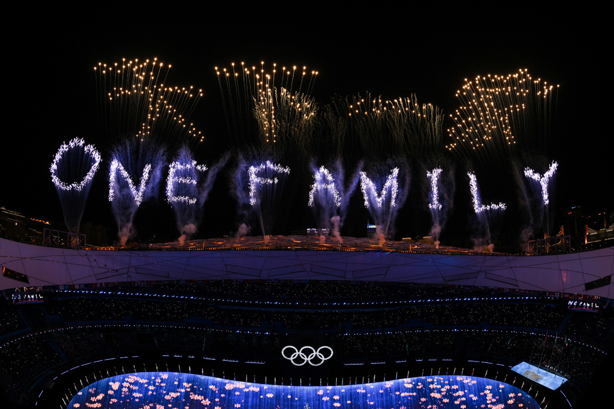 焰火在“鸟巢”上空显示出中文“天下一家”和英文“ONE FAMILY”字样。（图片来源：新华社）