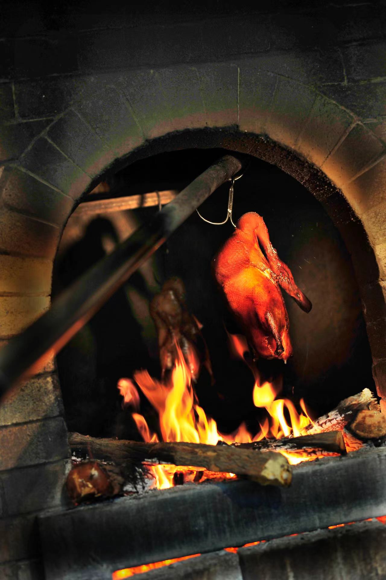 1949全鸭季的烤鸭选材和制作遵循古法.