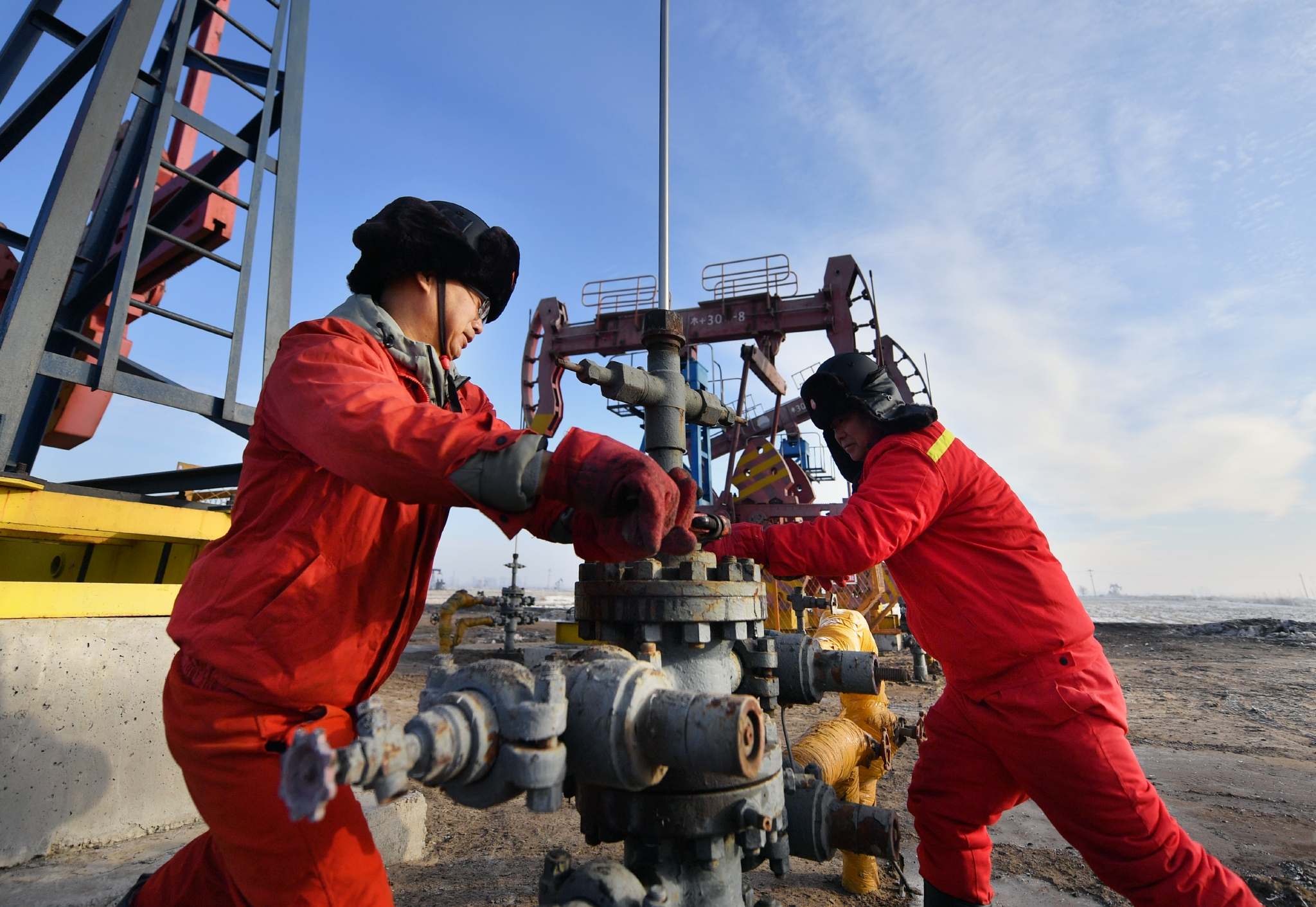 吉林油田新民采油厂工作人员进行抽油机维护.&nbsp;丁磊摄