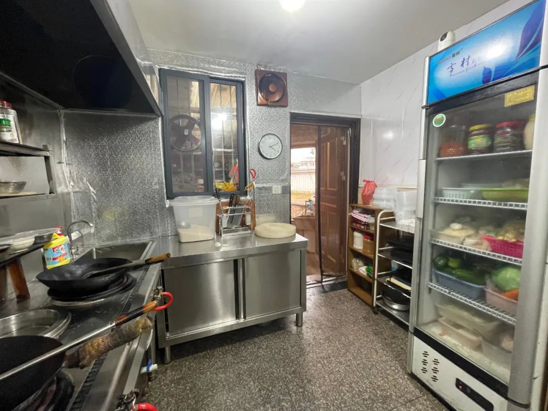 整改后厨房与街面相邻,无防蝇防鼠防尘设施遮挡,厨房后厨脏乱,设施