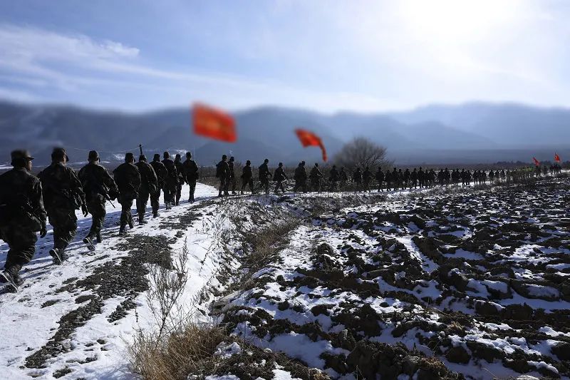 火箭军某部迎风战雪组织野外驻训和百公里徒步行军
