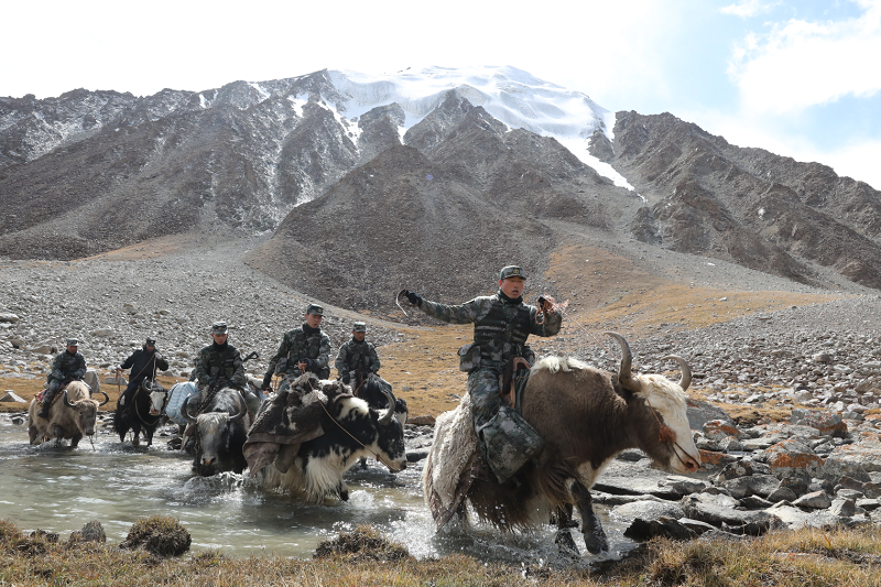 每年夏秋季节,冰雪融化,道路崎岖艰险,红其拉甫边防连官兵都骑着牦牛