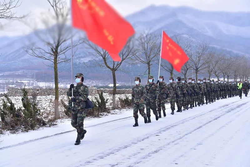 火箭军某部迎风战雪组织野外驻训和百公里徒步行军