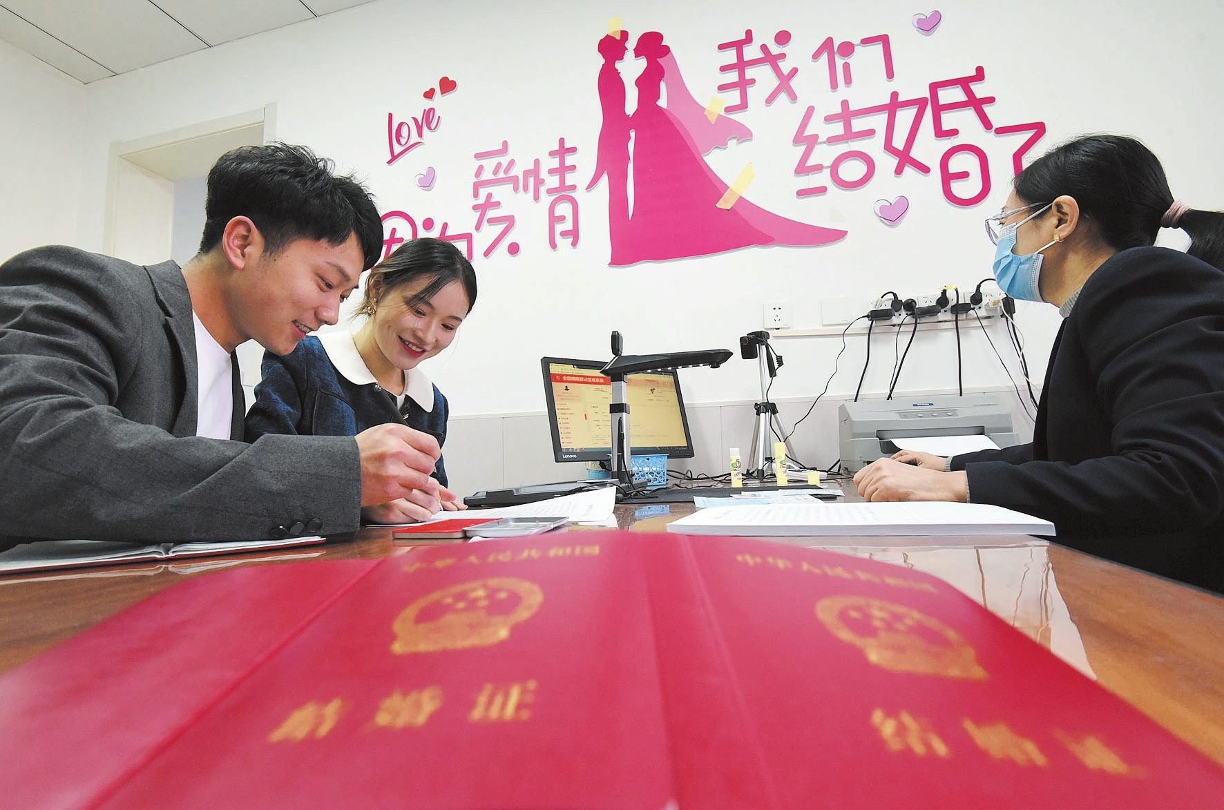 一對新人在叢臺區民政局婚姻登記處登記結婚|婚姻_新浪財經_新浪網