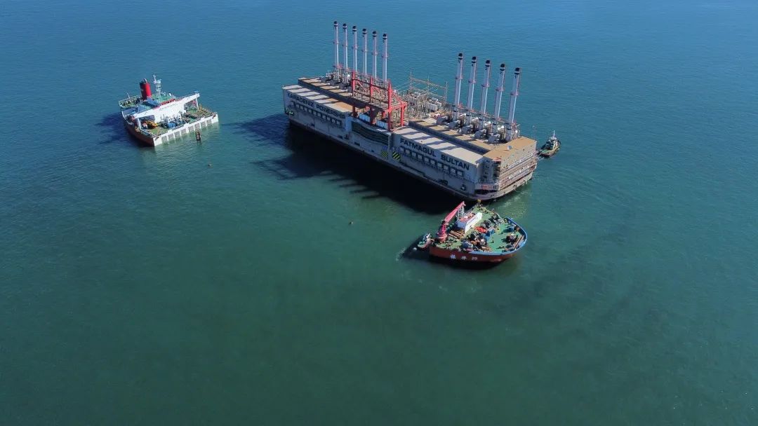 振华29轮成功浮装大型发电工程船