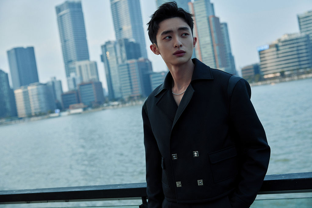 白宇帆帅气亮相calvinluo发布会 冷俊黑白彰显绅士风度_高清图集_新浪