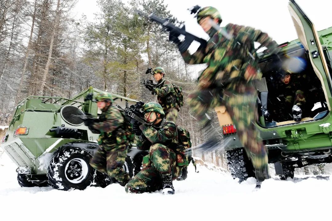 火箭军某部雪中练兵锤炼复杂天候下部队作战能力