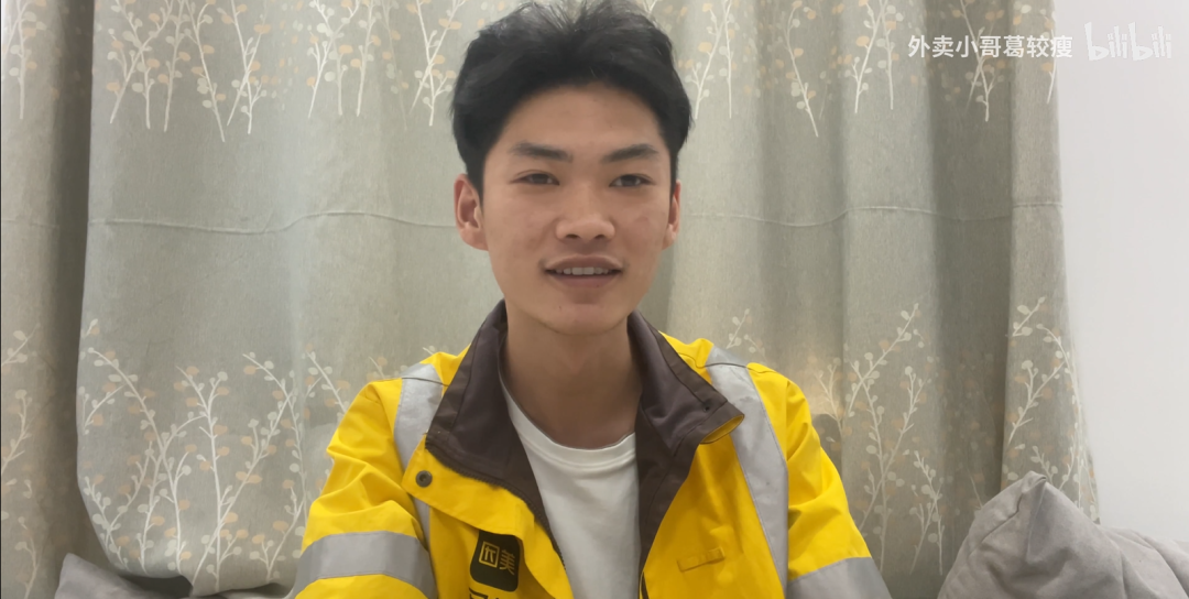 b站up主葛较瘦一边是"机器换人",普通工人到处流动;而另一边,随着制造