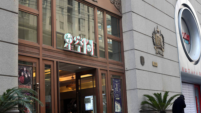 火爆的驻演,拖着行李箱的观众,亚洲大厦可以被复制吗?