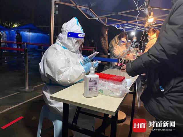 成都疫情防控暖心瞬间帮居民投喂宠物民众花式送温暖