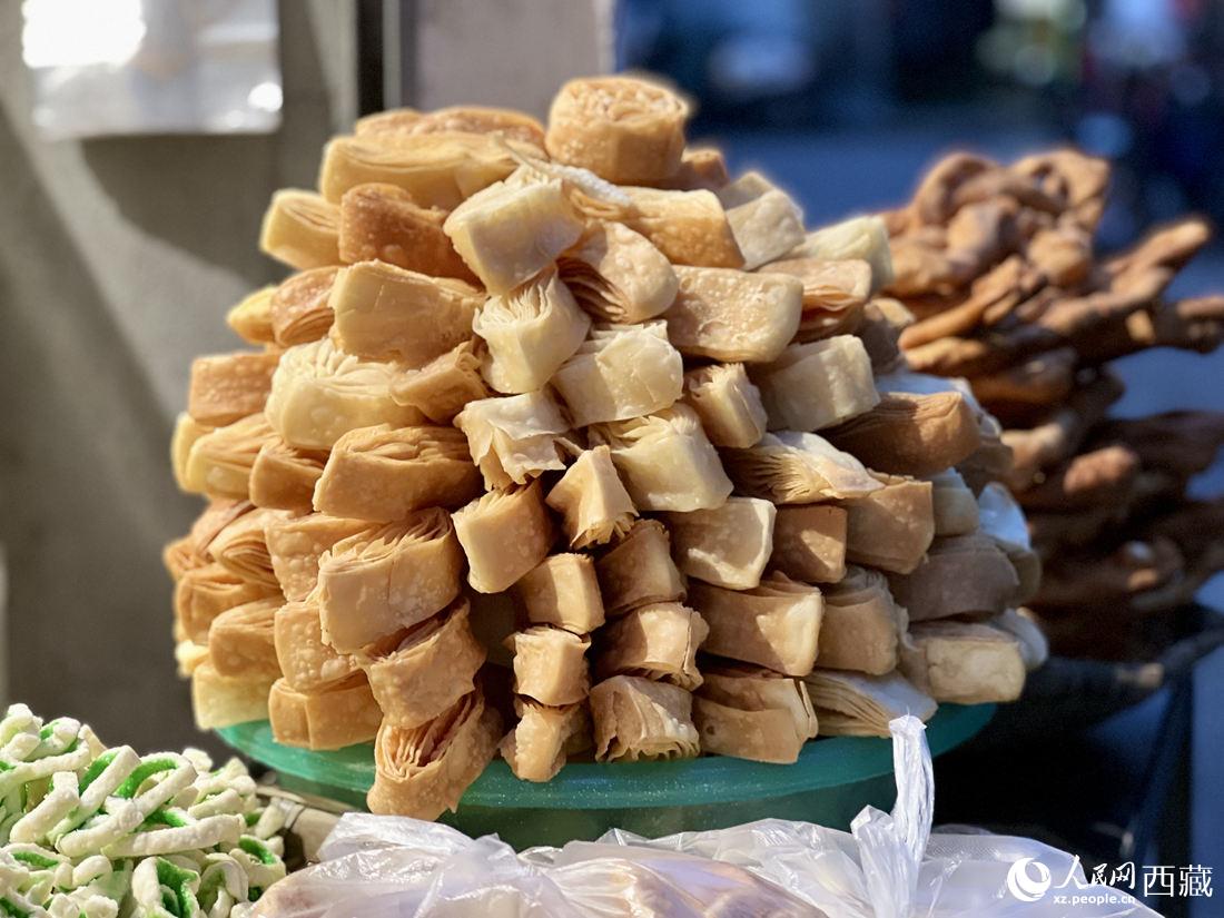 "卡塞"是藏历新年的传统食物,用酥油炸制而成,然后再裹上白砂糖并上色