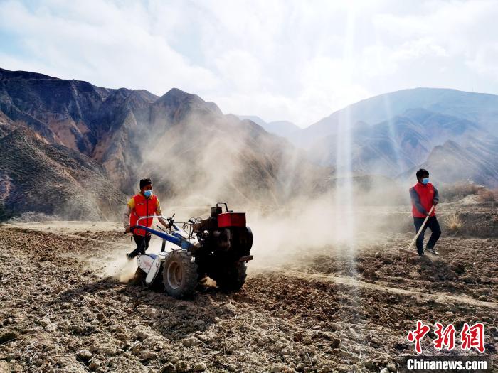 图为藏族民众撒种,施肥.张添福 摄