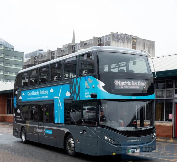 行驶在考文垂公路上的BYD ADL Enviro400EV纯电动双层巴士