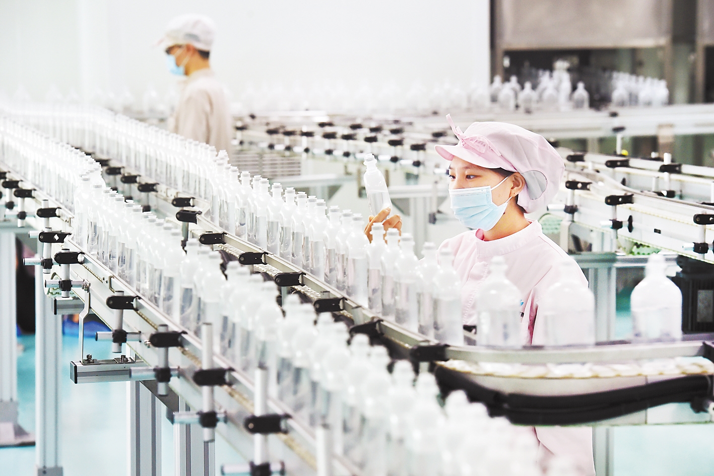 技术开发区的石家庄四药有限公司生产车间内,生产线正在开足马力生产