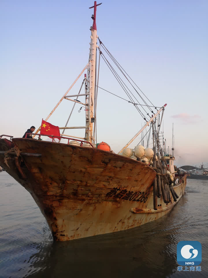 你们就是英雄启东救人渔船凯旋归来