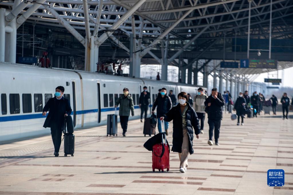 2月25日，乘客在江苏泰州站准备上车。新华社发（汤德宏 摄）