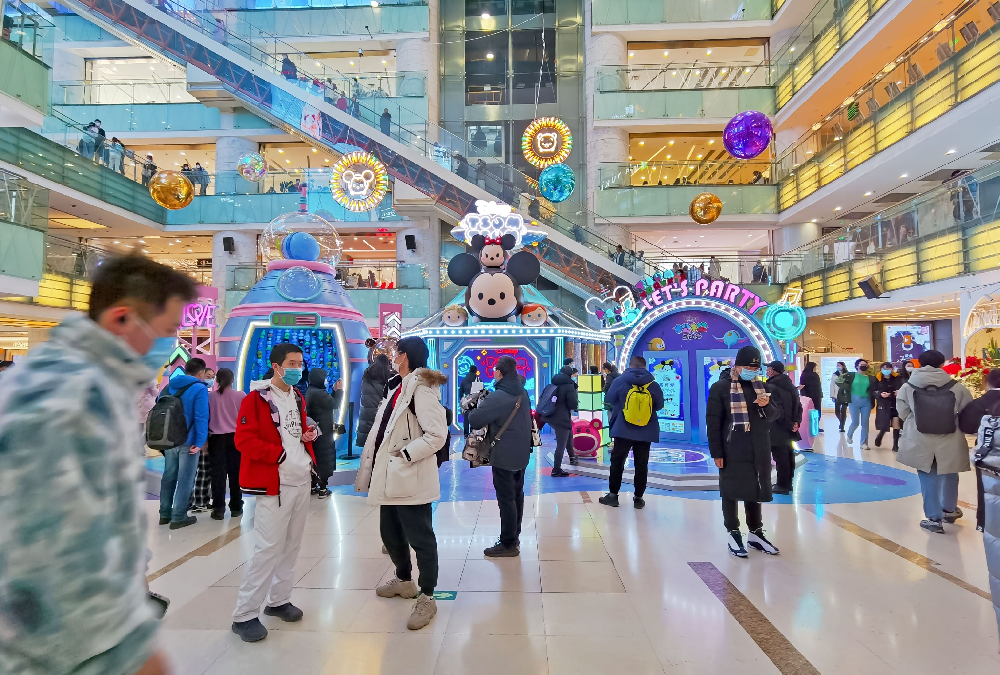 1月15日，北京某商圈，市民们正在打卡热门主题艺术展。图/IC photo