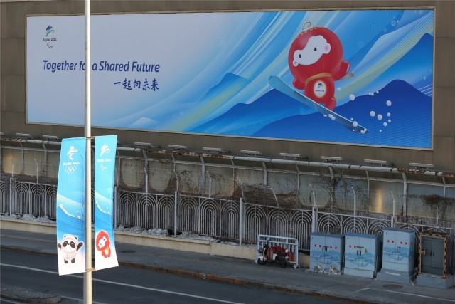 2月24日，北京相关道路景观已更换为冬残奥会标志、吉祥物等。