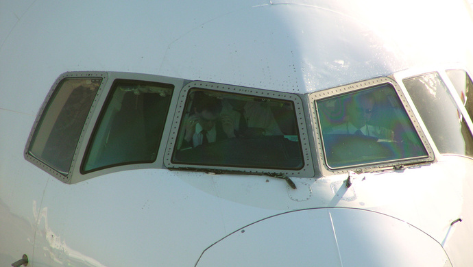 吉祥航空客机风挡玻璃现裂纹,7分钟下降4300多米危险吗?民航局回应了