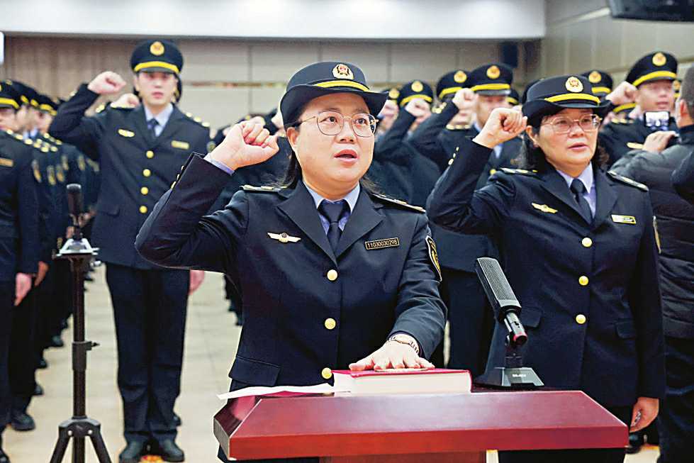 近日,浙江省温州市市场监管局举行行政执法制服换装仪式,以新形象迎接