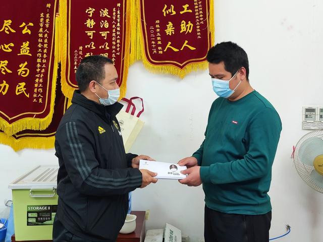 慈善莞|慕思·东莞报业爱心基金为3位大病患者及家属送去6万元爱心款