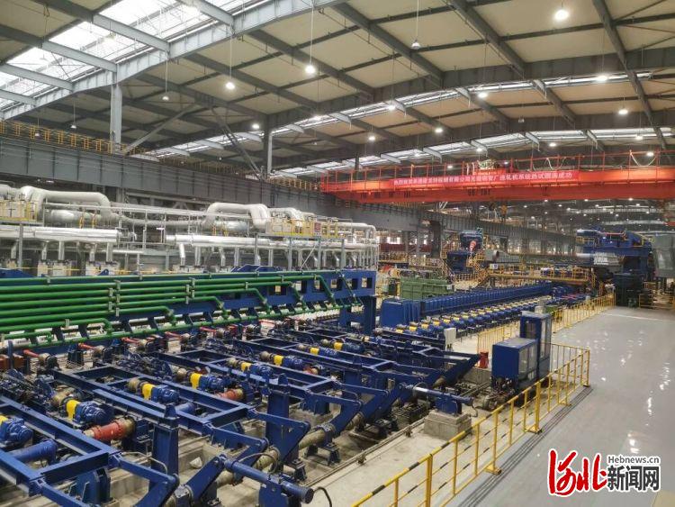 图为承德建龙特殊钢有限公司无缝钢管厂生产车间.