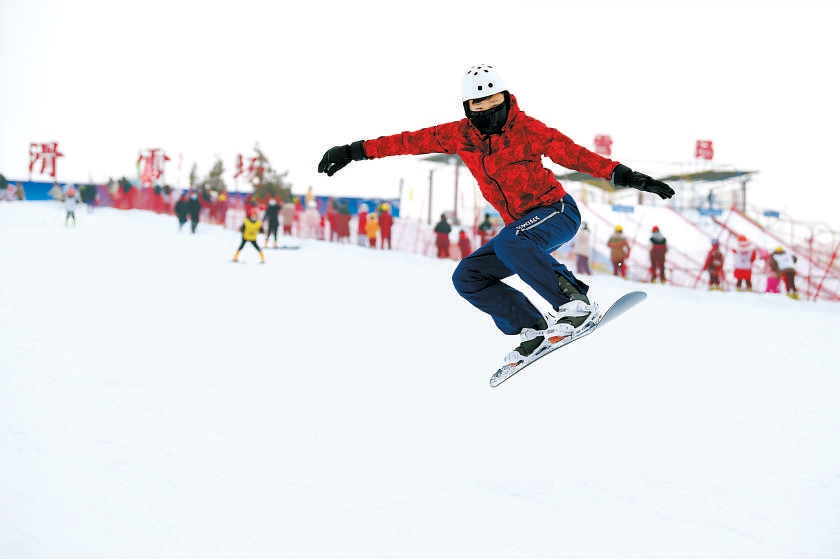 近日，游客在邢台市南和区一家滑雪场体验冰雪乐趣。 赵永辉摄